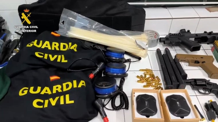 El armamento intervenido en casa del presunto autor del tiroteo de Isla Cristina