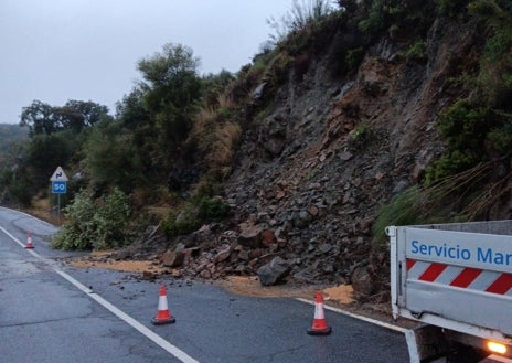 Imagen secundaria 1 - La Borrasca Garoé azota la sierra de Huelva: Carreteras cortadas, barrancos desbordados y el desalojo de toda una aldea