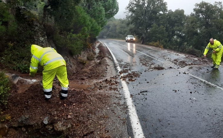 Imagen principal - La Borrasca Garoé azota la sierra de Huelva: Carreteras cortadas, barrancos desbordados y el desalojo de toda una aldea