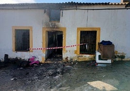 Trasladan con quemaduras a una persona a Sevilla tras incendiarse su casa en Villanueva de los Castillejos