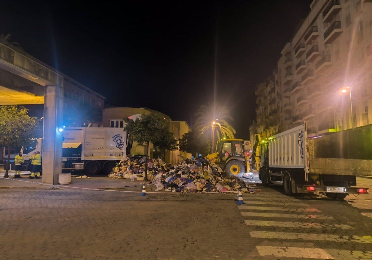 Imagen del camión vacío tras los hechos en la zona cercana a la parada de Emtusa