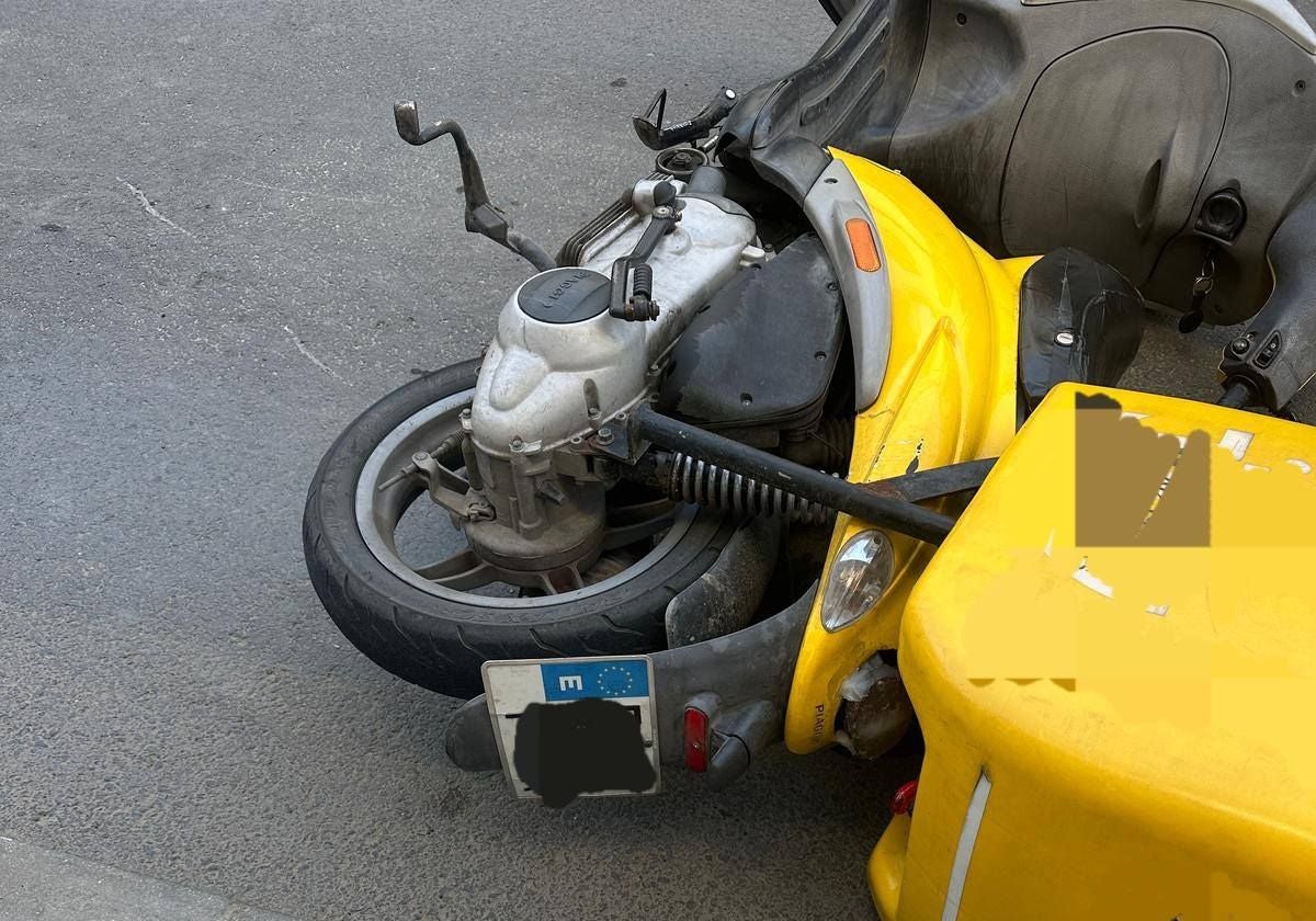 La motocicleta accidentada este lunes por la tarde en Almonte