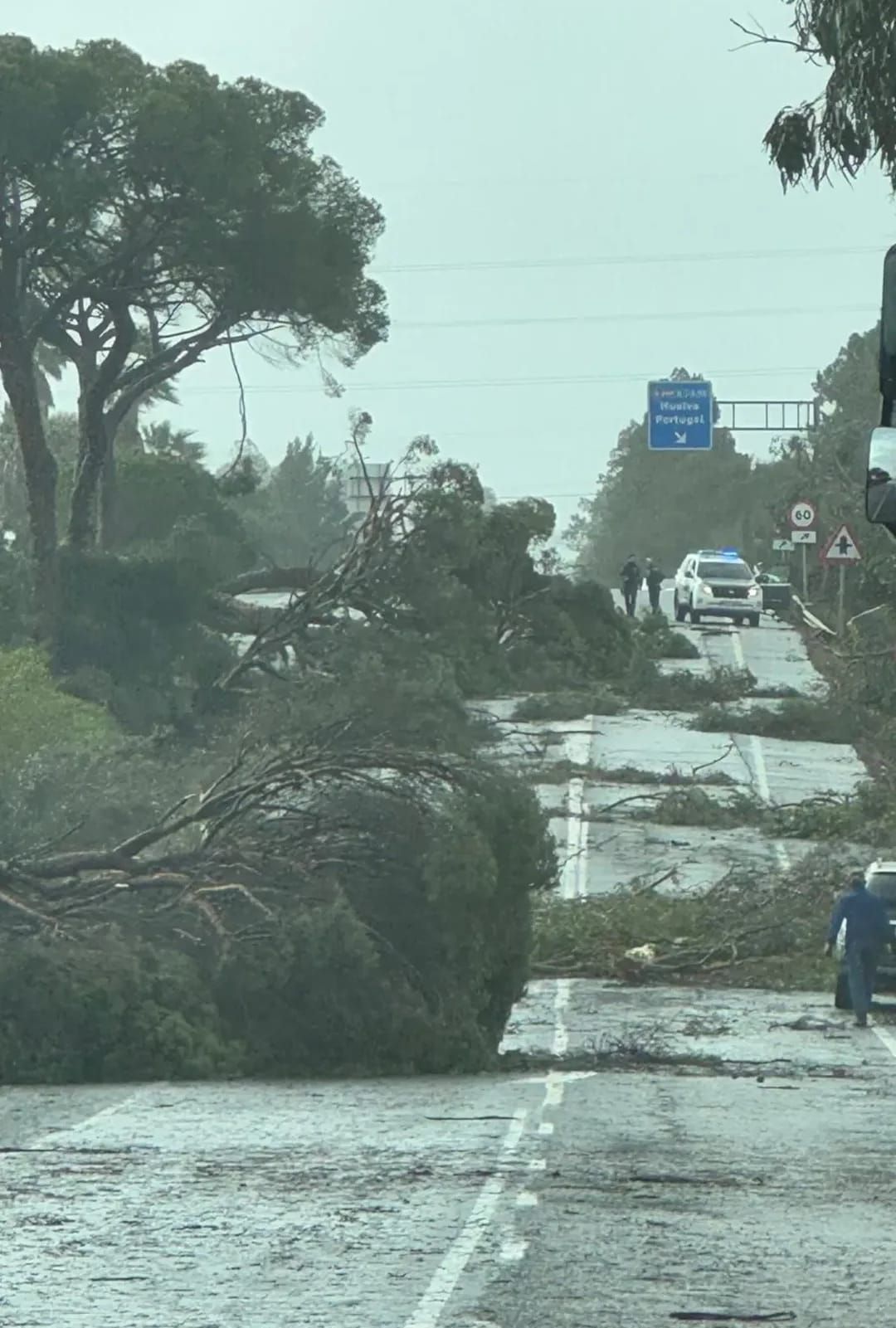 Las imágenes de los destrozos que ha causado un tornado entre Ayamonte e Isla Cristina