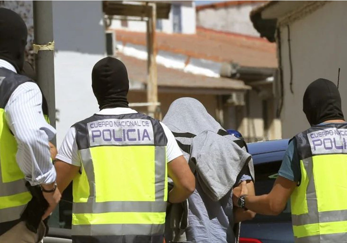 Agentes de la Policía Nacional conducen a un detenido en una operación antidroga