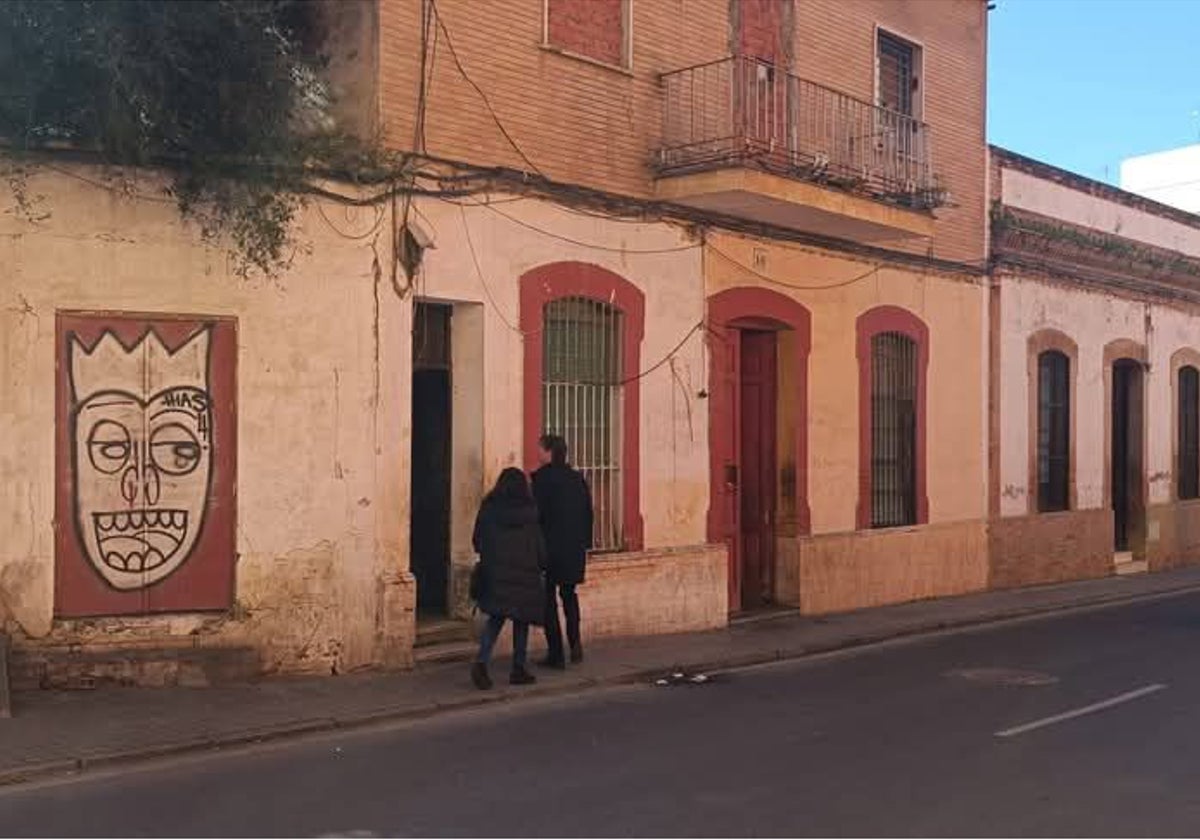 VOX  denuncia el punto de venta y consumo ilegal de estupefacientes en el número 10 de la calle Ayamonte