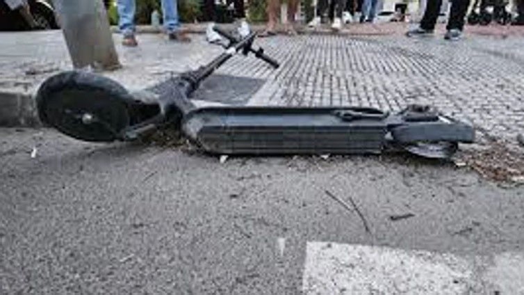 Atropellan en la Avenida de la Cinta de Huelva a dos personas que iban en patinete