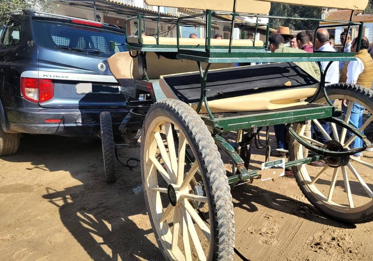 El carro que ha chocado contra el vehículo tras perder posiblemente el caballo el control