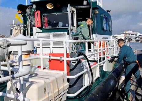 Imagen secundaria 1 - Narcotráfico en Huelva: Prosigue la lucha contra el petaqueo con la retirada de otras cuatro embarcaciones cargadas de combustible para los narcos