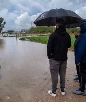 Imagen secundaria 2 - Aunque el nivel del agua ha descendido considerablemente, no está autorizado el acceso a las viviendas afectadas