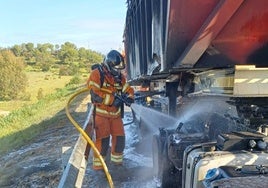 Arde un camión con concentrado de cobre cuando circulaba por la N-435