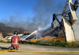 Un aparatoso incendio afecta a dos naves del polígono industrial de La Palma del Condado