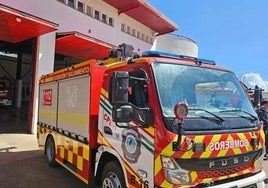 Desalojan de madrugada a ocho personas de sus viviendas en Beas tras el incendio de dos vehículos