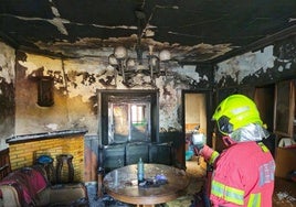Unos vecinos rescatan a una persona atrapada en el incendio de su vivienda de Valdelamusa