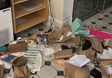 Los ladrones lo dejaron todo tirado por el suelo dentro de la pastelería de Huelva capital