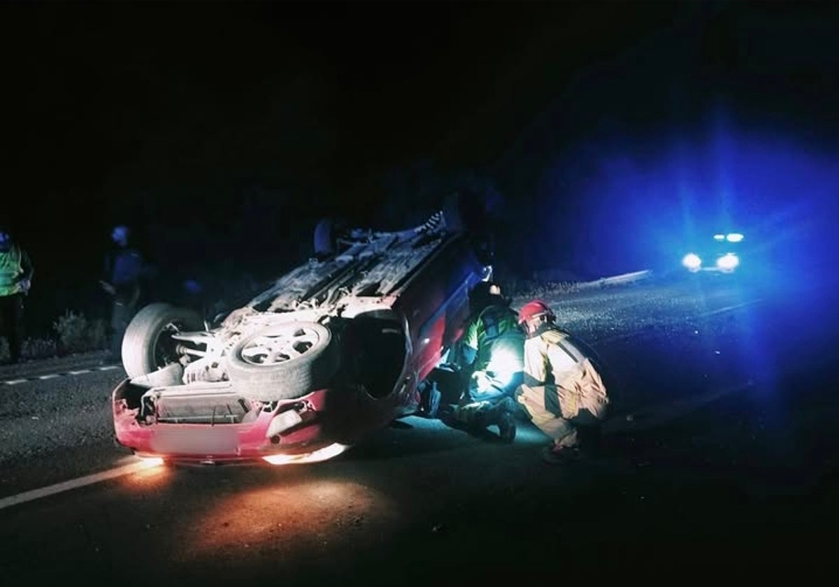 Los bomberos del Consorcio junto al vehículo accidentado