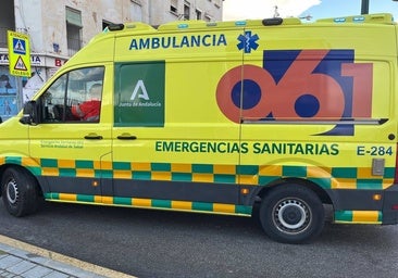 Un conductor queda semiincosciente tras estrellar su coche contra la pared de una vivienda en Beas