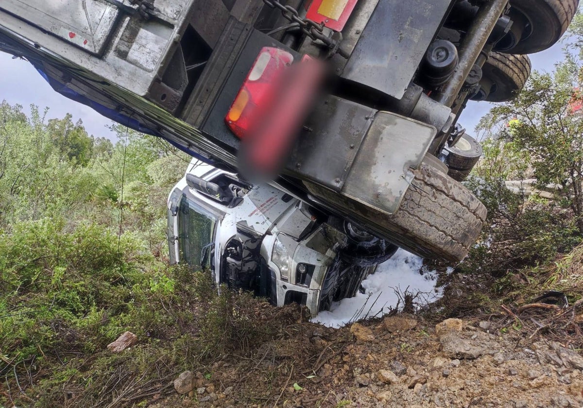 Camión accidentado en la N-435, a la altura de El Buitrón