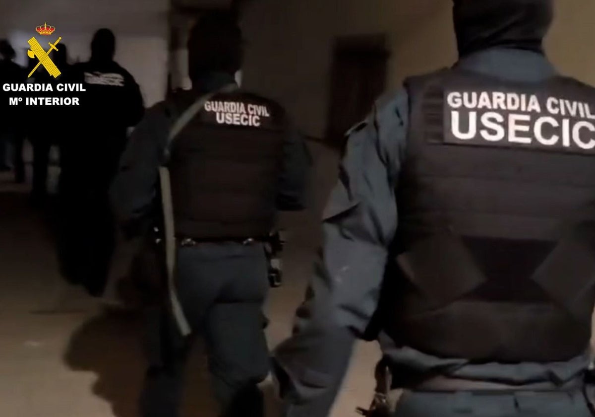 Agentes de la Guardia Civil, en la operación realizada en Isla Cristina