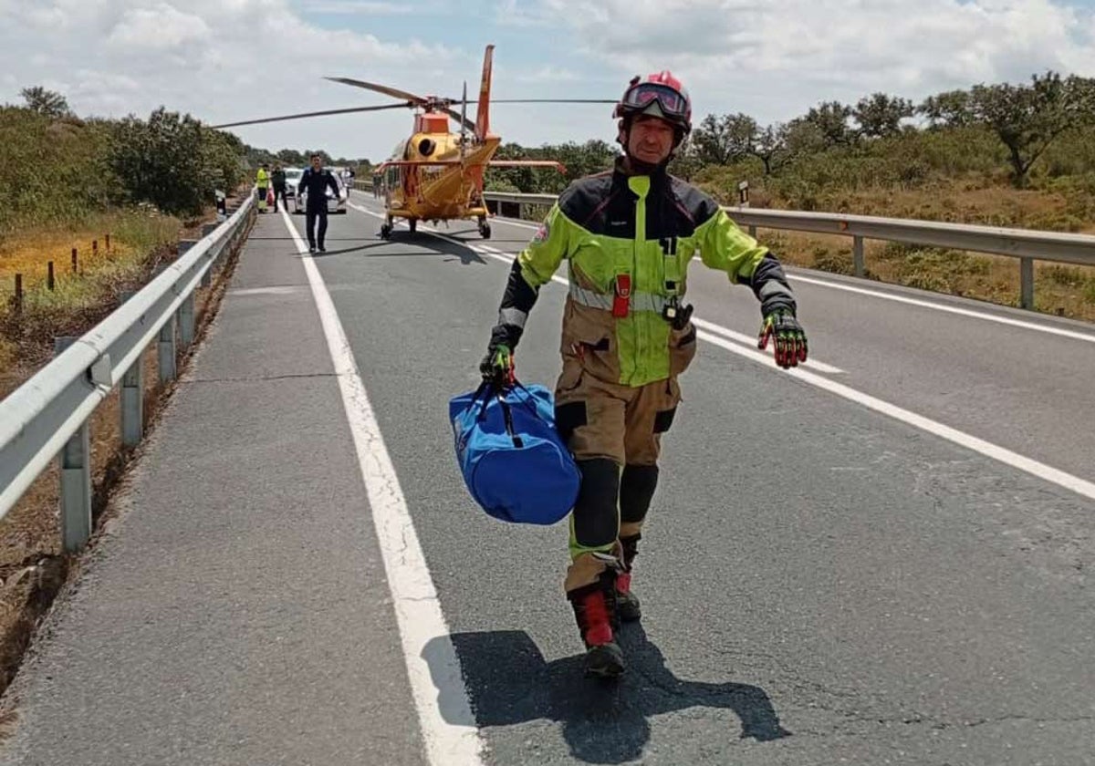 Evacuación en helicóptero del motorista herido en la A-495, cerca de Alosno