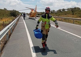 Evacuación en helicóptero del motorista herido en la A-495, cerca de Alosno