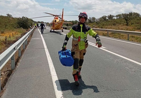 Evacuación en helicóptero del motorista herido en la A-495, cerca de Alosno