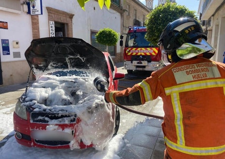 Imagen secundaria 1 - Arriba, accidente de tráfico ocurrido en la carretera HU-5058, en Punta Umbría, donde un vehículo se salió de la vía quedando volcado en la cuneta. Sobre estas líneas, incendio de un vehículo en La Palma del Condado y asistencia a una persona en el Puerto de Punta Umbría