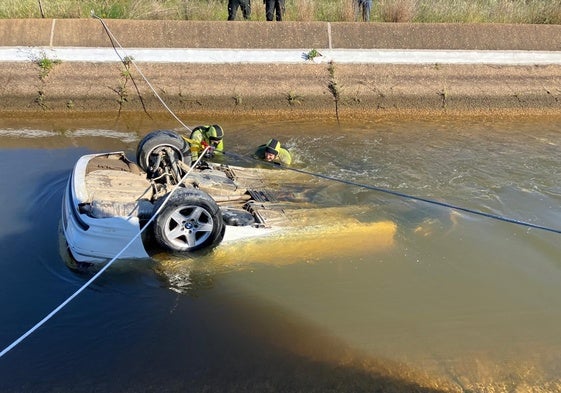 Bomberos con el vehículo accidentado