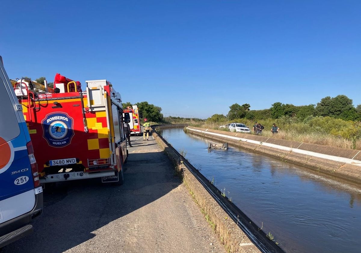 El canal al que cayó el vehículo este lunes en el término de Cartaya