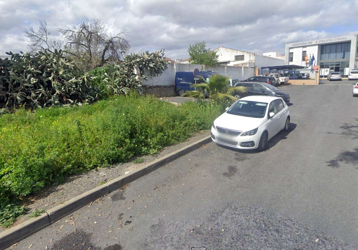 La zona donde fue encontrado el cuerpo, junto al edificio de la Policía Local