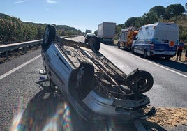 Accidente en Huelva: Herido en Cartaya el conductor de un coche que volcó tras chocar con un camión
