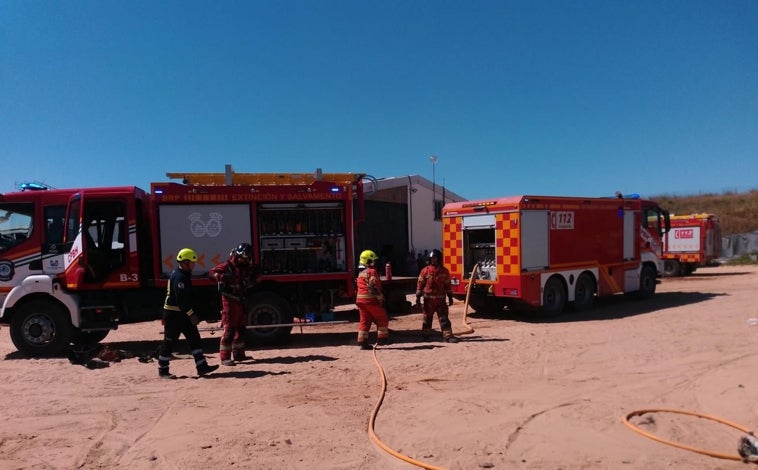 Imagen principal - Bomberos en el lugar del incendio