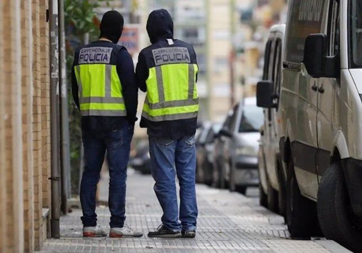 Foto de archivo de agentes de la Policía Nacional tras un registro