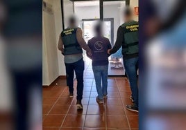 Dos agente acompaña al detenido
