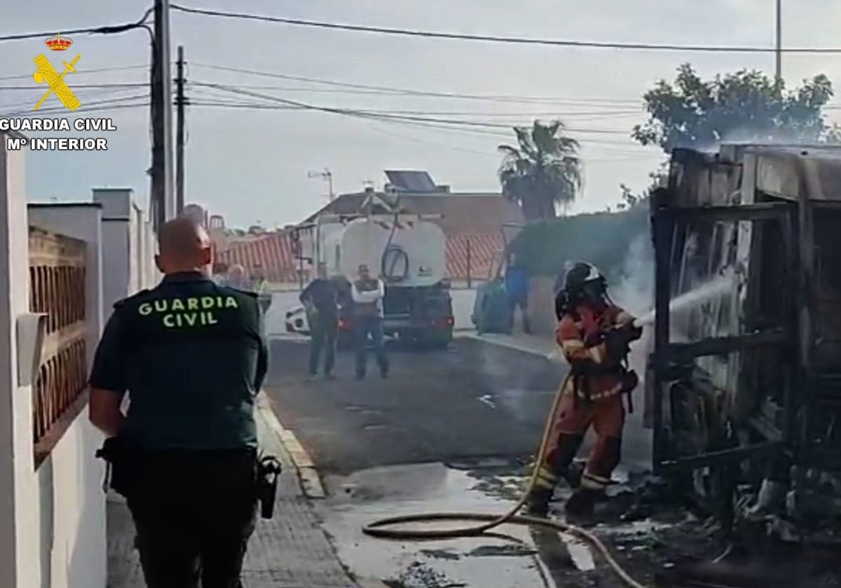 Bomberos sofocan el incendio de un vehículo cerca de unas viviendas