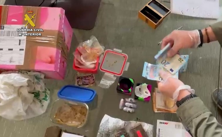 Imagen principal - Desmantelan una organización de distribución de droga por correo con ramificaciones en Huelva