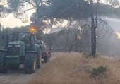 Los agricultores de Almonte se vuelcan en la extinción del fuego de Doñana