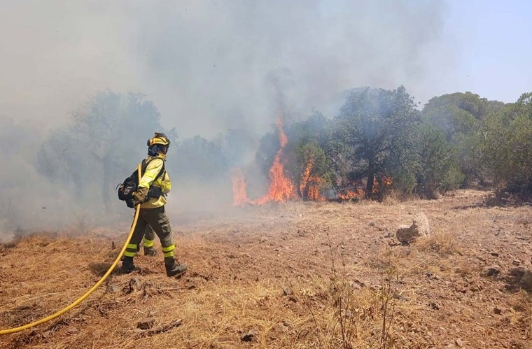 Un bombero lucha contra las llamas en Villablanca