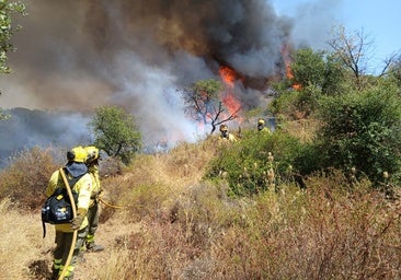 Dos guardias civiles agredidos tras acudir al incendio de un almacén de combustible en Villablanca