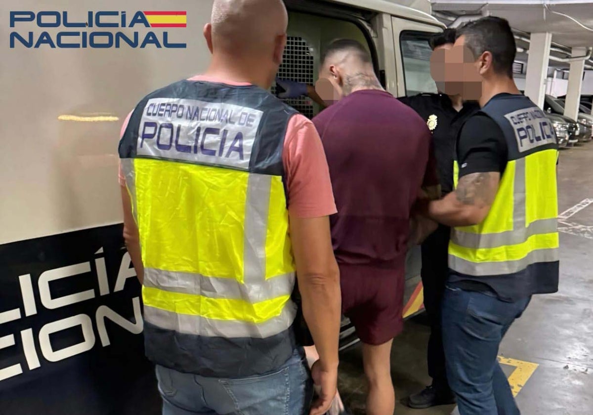 El detenido es introducido en un furgón policial