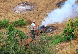 Denuncian a un vecino por quemar pasto en las laderas del Conquero de Huelva en plena ola de calor