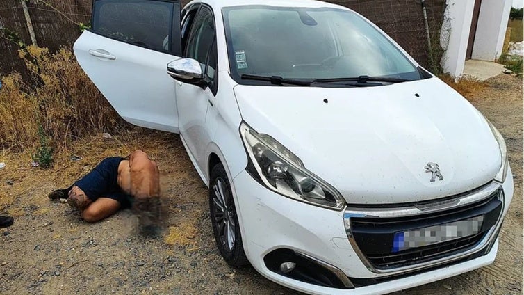 Hallan a un hombre torturado y maniatado en el interior de un coche a las afueras de Lepe