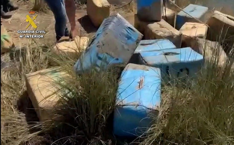 Imagen principal - Narcotráfico en Huelva: Intervienen en Palos más de 800 kilos de hachís de una embarcación que navegaba por la ría