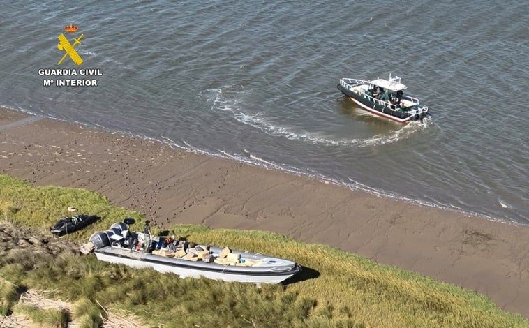 Imagen principal - Narcotráfico en Huelva: Cuatro detenidos en la intervención de dos embarcaciones cargadas con cinco toneladas de hachís y 2.000 litros de combustible
