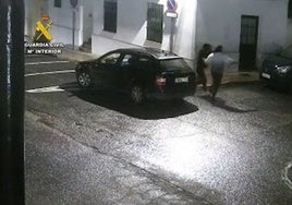 Herramientas y una veintena de paletillas ibéricas: detenidas dos personas tras robar el el interior de hasta siete vehículos