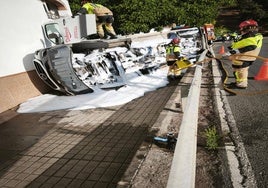Un camión se sale de la vía en El Repilado y choca contra una vivienda