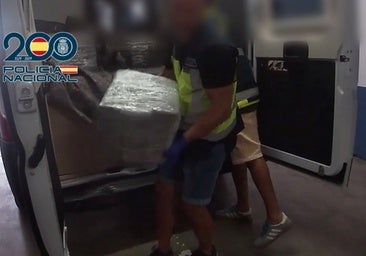 Narcotráfico en Huelva: Detenido en Cartaya cuando transportaba casi 700 kilos de hachís en una furgoneta camperizada de alquiler