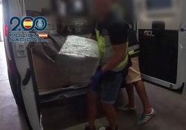 Narcotráfico en Huelva: Detenido en Cartaya cuando transportaba casi 700 kilos de hachís en una furgoneta camperizada de alquiler