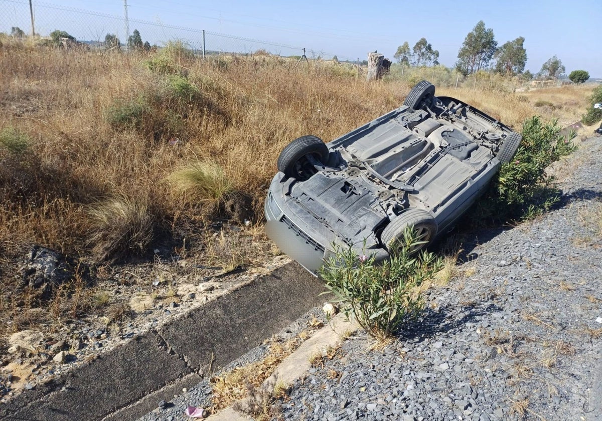 Coche volcado en la A-49