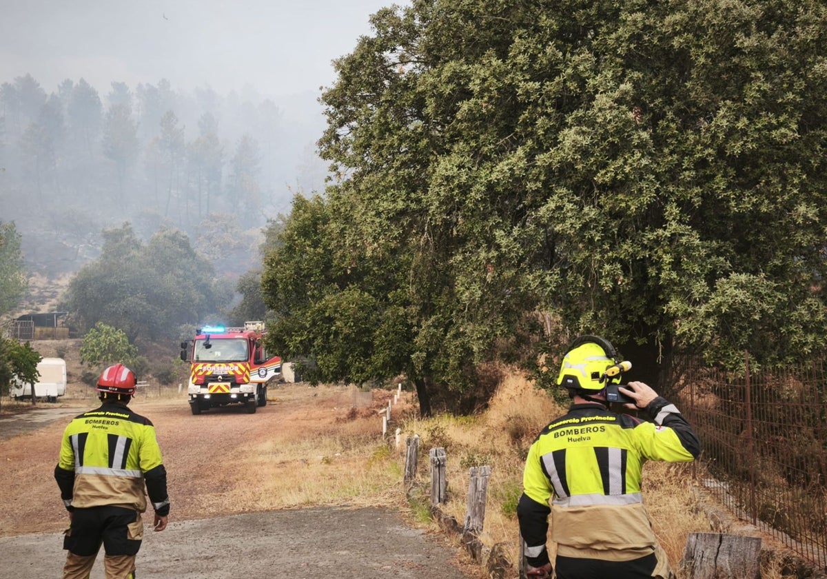 Bomberos en la zona del incendio de la aldea de Los Romeros