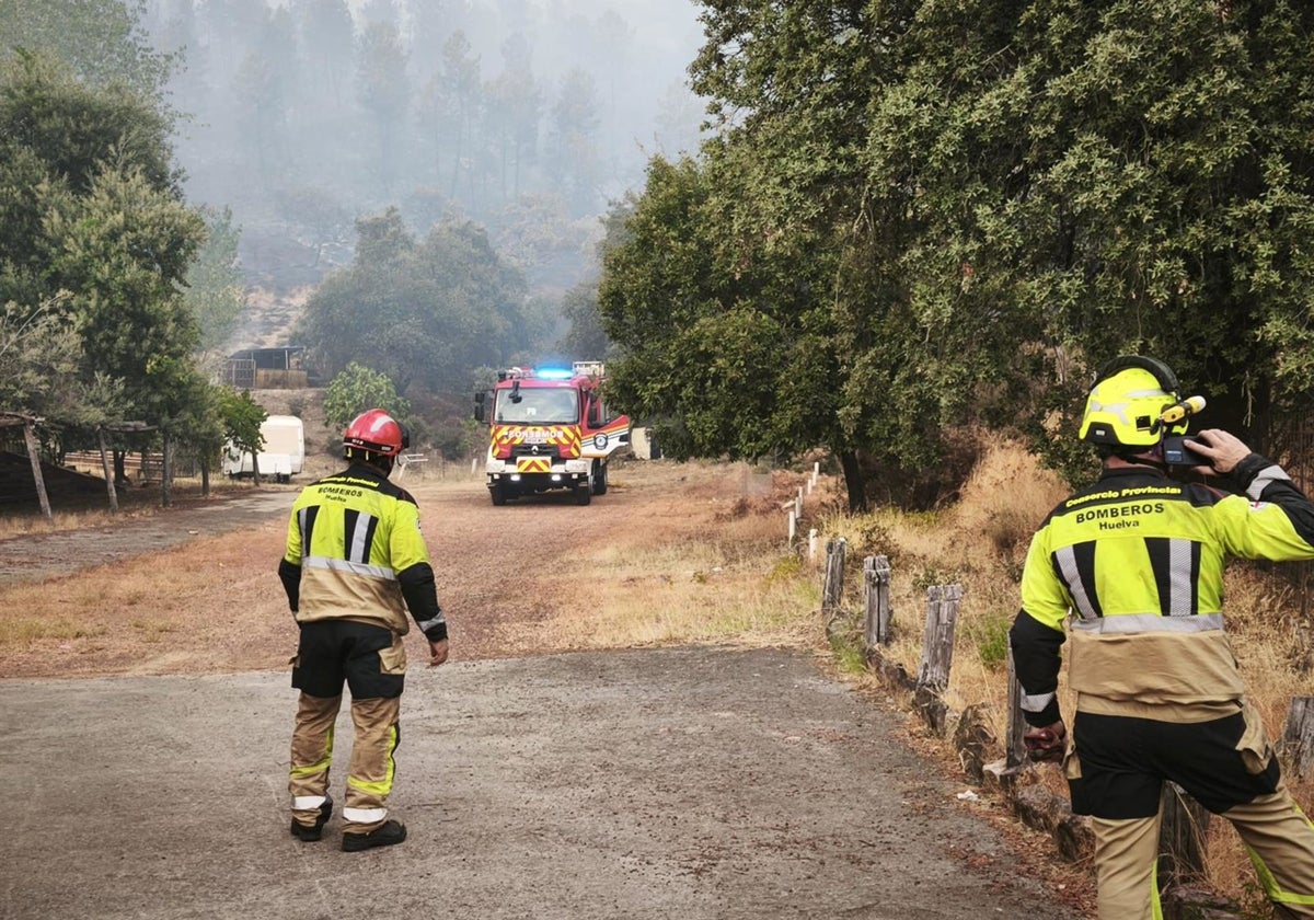 Bomberos en el operativo del incendio de Los Romeros, en Jabugo